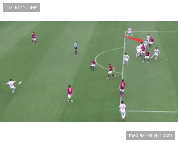 VAR判定引发场上争议,裁判组与多国球员进行长时间解释 VAR判定引发场上争议,裁判组与多国球员进行长时间解释